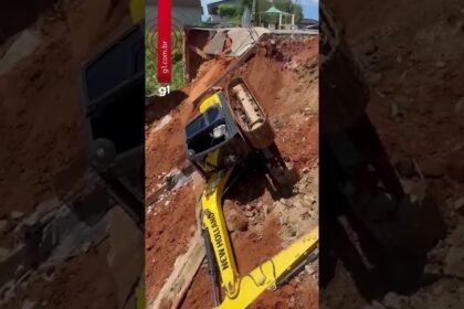 Homem escapa por pouco de desabamento de muro; casa e escavadeira foram atingidas
