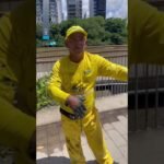 Gari retira patinete elétrico encontrado durante limpeza no Rio Capibaribe, no Recife.