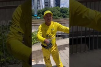 Gari retira patinete elétrico encontrado durante limpeza no Rio Capibaribe, no Recife.