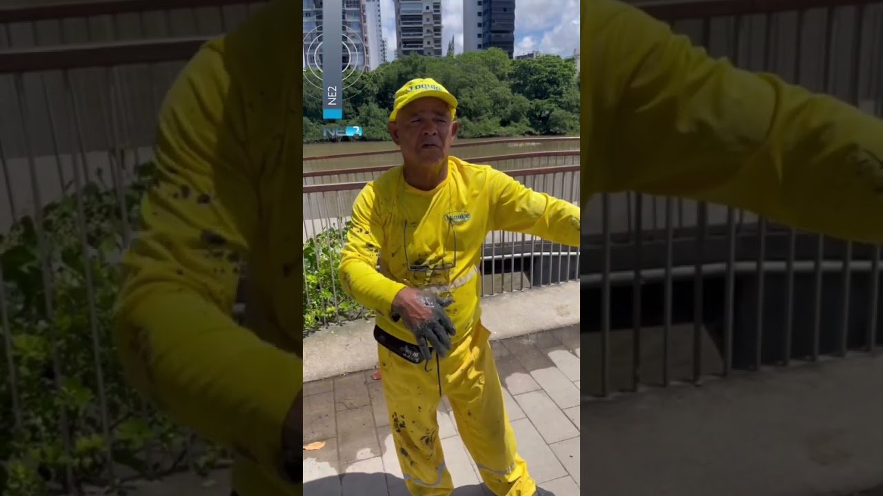 Gari retira patinete elétrico encontrado durante limpeza no Rio Capibaribe, no Recife.