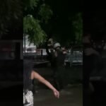 Policial Militar ajuda mãe com criança atravessar área alagada no Centro de Fortaleza!