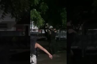 Policial Militar ajuda mãe com criança atravessar área alagada no Centro de Fortaleza!