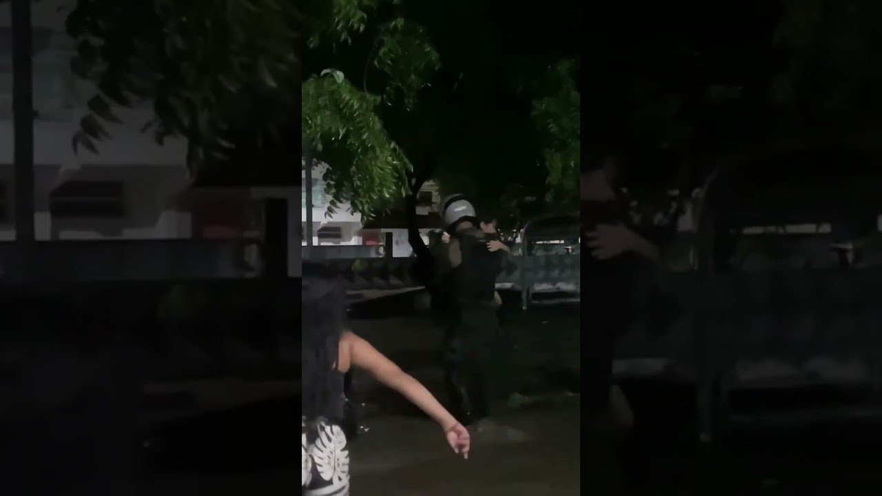 Policial Militar ajuda mãe com criança atravessar área alagada no Centro de Fortaleza!