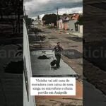 Vizinha vai até casa de moradora com caixa de som, xinga no microfone e chuta portão em Anápolis
