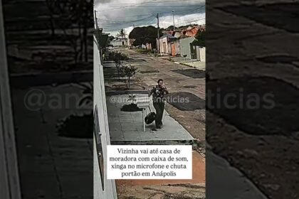 Vizinha vai até casa de moradora com caixa de som, xinga no microfone e chuta portão em Anápolis