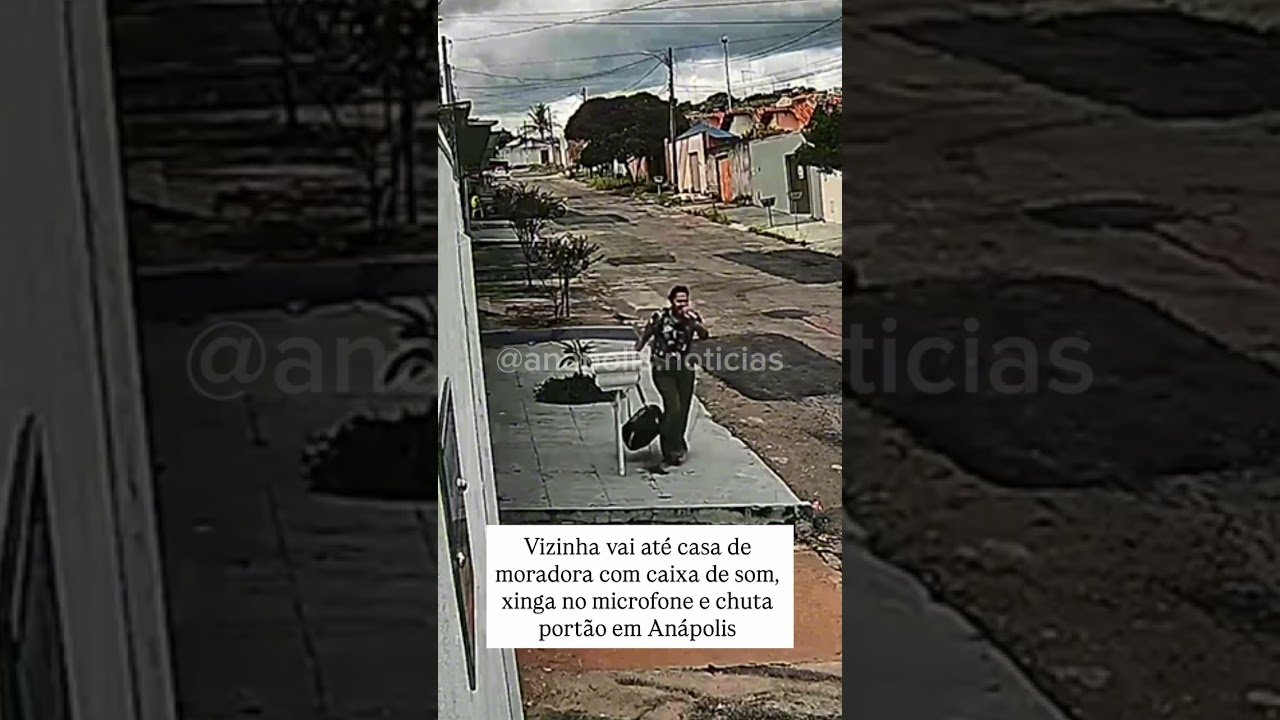 Vizinha vai até casa de moradora com caixa de som, xinga no microfone e chuta portão em Anápolis