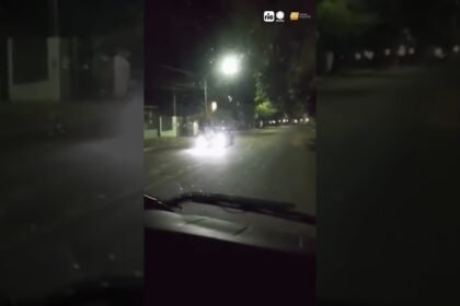 Jovens roubam ônibus escolar e dirigem pela cidade durante a madrugada, no Paraná