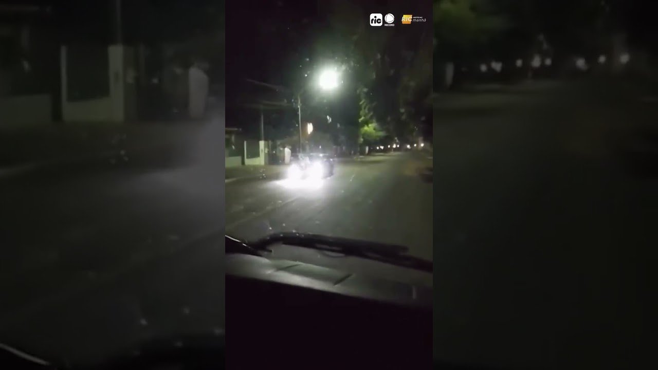 Jovens roubam ônibus escolar e dirigem pela cidade durante a madrugada, no Paraná