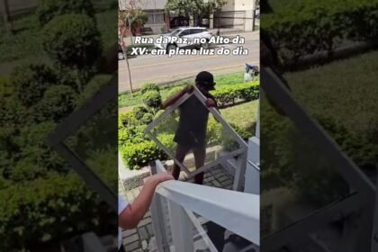 Ladrão é flagrado roubando portão de residência em plena luz do dia no Paraná!