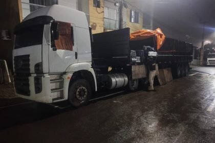 PRF flagra carreta do tráfico com mais de 2,3 toneladas de maconha em Laranjeiras do Sul