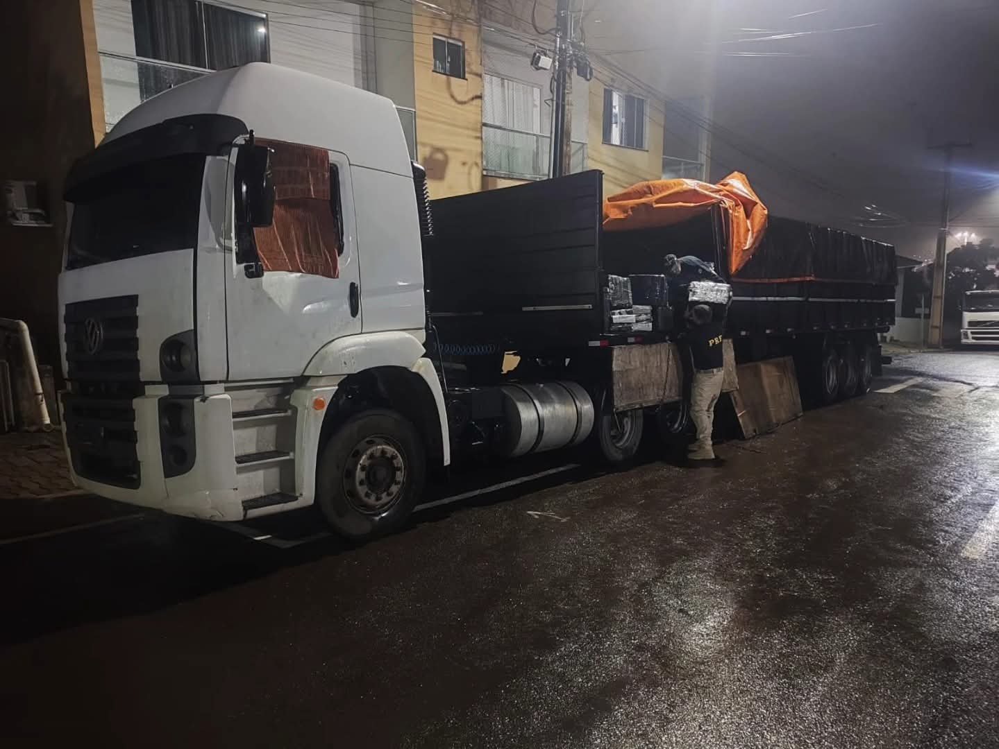 PRF flagra carreta do tráfico com mais de 2,3 toneladas de maconha em Laranjeiras do Sul
