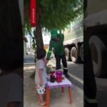 Dia do Gari: menino de 3 anos que admira profissão prepara café para trabalhadores no PI