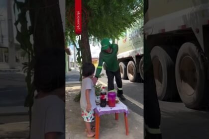 Dia do Gari: menino de 3 anos que admira profissão prepara café para trabalhadores no PI