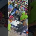 Idoso armado está tocando o terror assaltando vários supermercados em São Paulo!