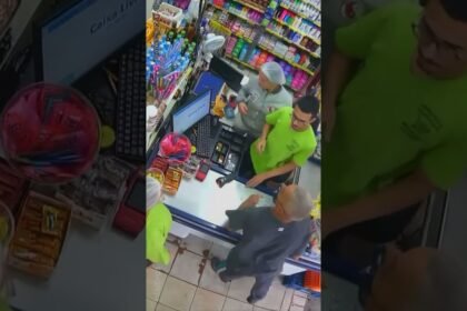 Idoso armado está tocando o terror assaltando vários supermercados em São Paulo!