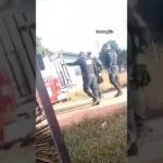 Policial é flagrado jogando traficante dentro de viatura no Pará!  As imagens viralizaram nas redes sociais.