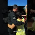Mãe chora abraçada com delegado após filho ser preso por envolvimento com facção criminosa no Piauí ! 💔😭