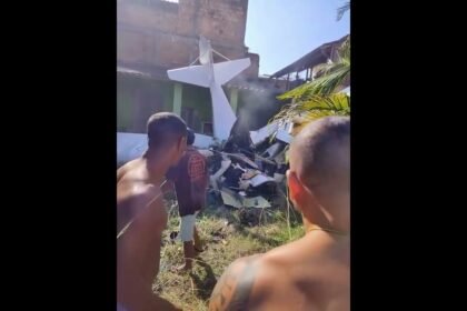AVIÃO CAI SOBRE UMA CASA EM NOVA IGUAÇU NO RIO DE JANEIRO !