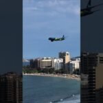 Avião da Azul faz voo rasante e surpreende em Copacabana para homenagear a seleção Brasileira