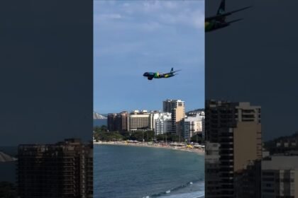 Avião da Azul faz voo rasante e surpreende em Copacabana para homenagear a seleção Brasileira
