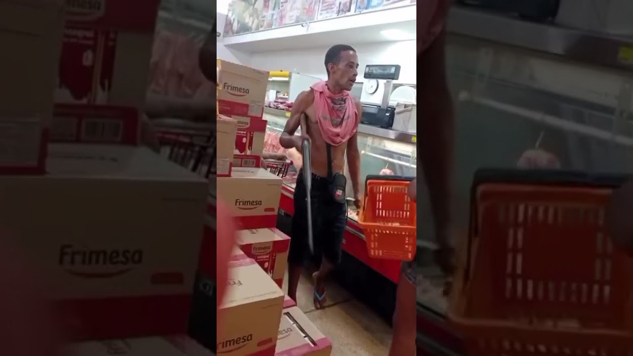 Assaltante invande mercadinho com espingarda de pressão e ameaça os clientes! Ele foi preso no local
