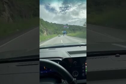 Várias pedras estão caindo na BR-232 na subida da Serra das Russas em Gravatá!