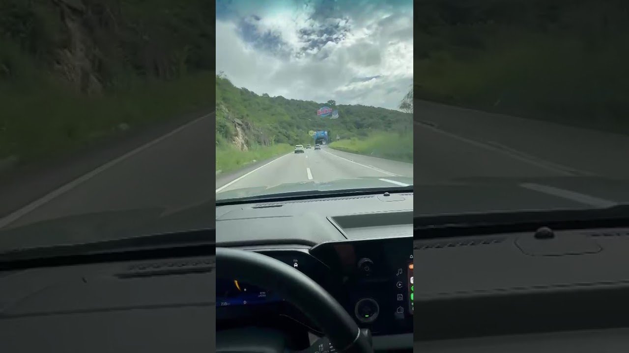 Várias pedras estão caindo na BR-232 na subida da Serra das Russas em Gravatá!
