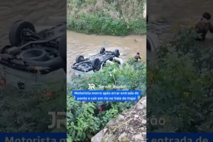 Motorista morre após errar entrada de ponte e cair em rio no Vale do Itajaí