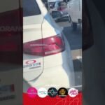 Mulher desce de carro derruba motociclista após pequena colisão de trânsito !