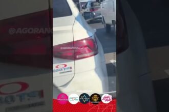 Mulher desce de carro derruba motociclista após pequena colisão de trânsito ! Mulher desce de carro derruba motociclista após pequena colisão de trânsito !