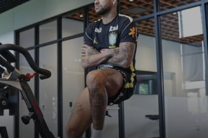 Neymar faz novo exame e segue sem treinar na seleção brasileira Neymar faz novo exame e segue sem treinar na seleção brasileira