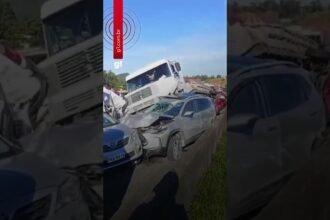 Engavetamento com ao menos 7 veículos interdita rodovia em SP Engavetamento com ao menos 7 veículos interdita rodovia em SP