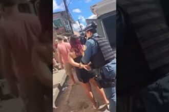Mãe é presa após abandonar duas filhas pequenas na rua para curtir na farra com as amigas! 💔😭 NA CASA DA AMIGA MAIS TRÊS CRIANÇAS FORAM ENCONTRADAS NA MESMA SITUAÇÃO. Mãe é presa após abandonar duas filhas pequenas na rua para curtir na farra com as amigas! 💔😭 NA CASA DA AMIGA MAIS TRÊS CRIANÇAS FORAM ENCONTRADAS NA MESMA SITUAÇÃO.