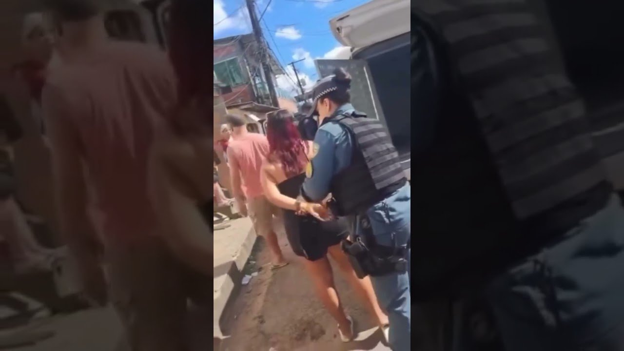 Mãe é presa após abandonar duas filhas pequenas na rua para curtir na farra com as amigas! 💔😭  NA CASA DA AMIGA MAIS TRÊS CRIANÇAS FORAM ENCONTRADAS NA MESMA SITUAÇÃO.