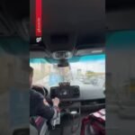 Socorrista do SAMU corre entre carros para abrir passagem para ambulância em Gravatá-PE Socorrista do SAMU corre entre carros para abrir passagem para ambulância em Gravatá-PE