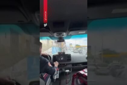 Socorrista do SAMU corre entre carros para abrir passagem para ambulância em Gravatá-PE