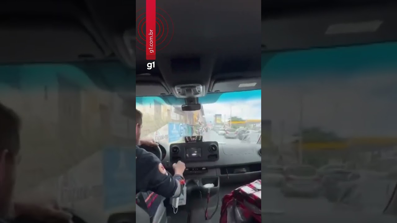 Socorrista do SAMU corre entre carros para abrir passagem para ambulância em Gravatá-PE