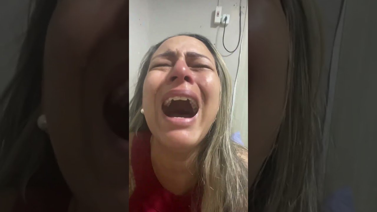 Mulher de preso afirma chorando que no presídio estão dando comida estragada para os detentos! Mulher de preso afirma chorando que no presídio estão dando comida estragada para os detentos!