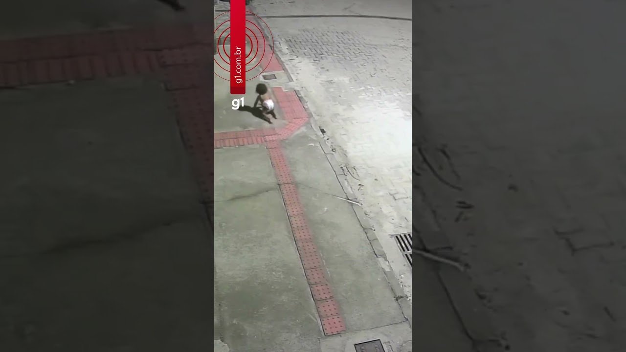 Bebê de 1 ano é vista engatinhando sozinha na rua durante a madrugada no Espírito Santo Bebê de 1 ano é vista engatinhando sozinha na rua durante a madrugada no Espírito Santo