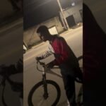 Mãe encontra assaltante que roubou o filho e obriga o criminoso a devolver a bicicleta!