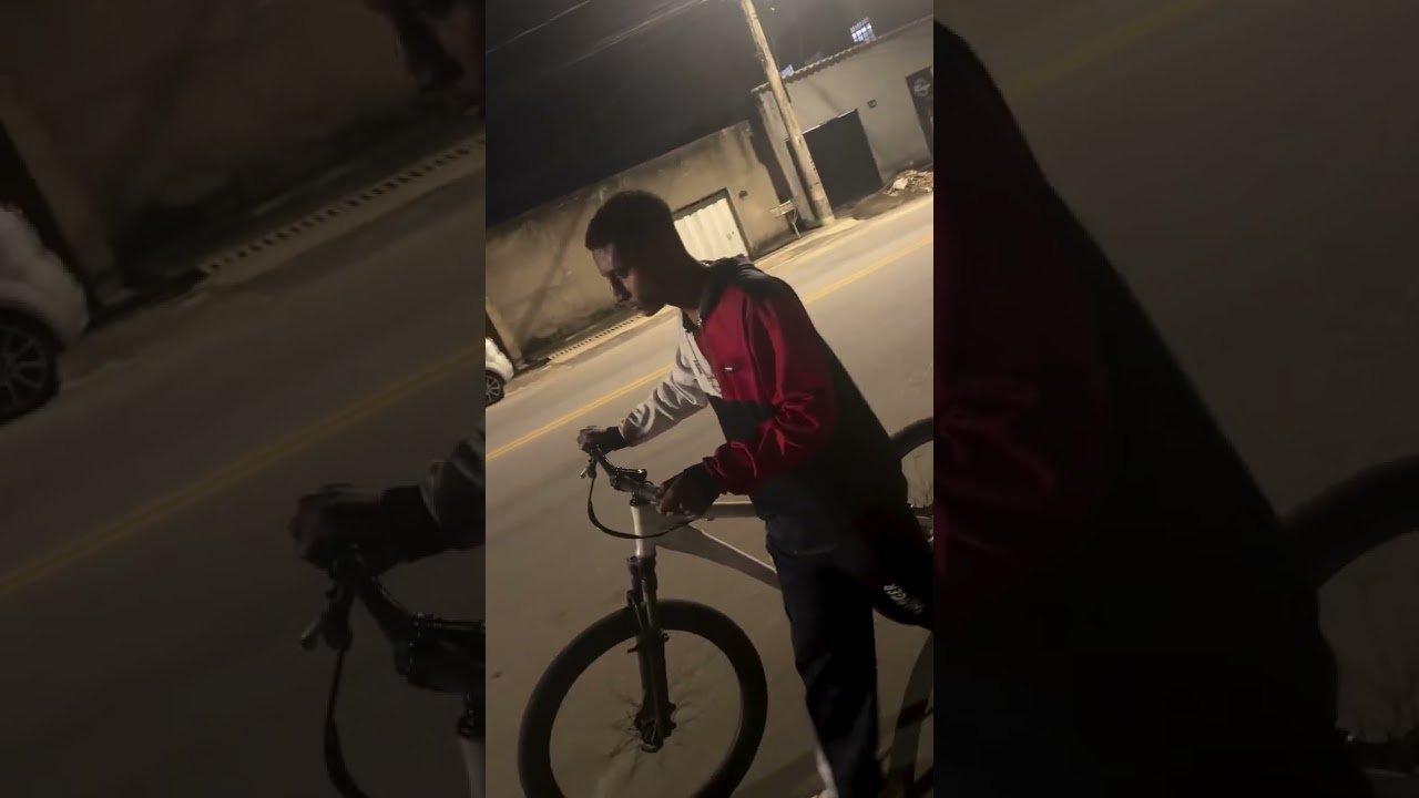 Mãe encontra assaltante que roubou o filho e obriga o criminoso a devolver a bicicleta!