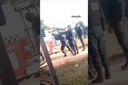 Policial é flagrado jogando assaltante preso no xadrez da viatura no Pará! Policial é flagrado jogando assaltante preso no xadrez da viatura no Pará!