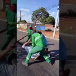Irritado com caminhão de lixo na frente de condomínio, homem agride coletores em Goiânia