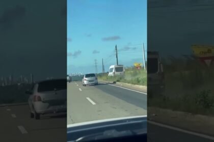 BRIGA DE TRÂNSITO TERMINA EM CAPOTAMENTO NA BR-101; MOTORISTA DE VAN FOGE APÓS CAUSAR ACIDENTE EM JOÃO PESSOA