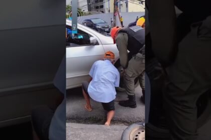 PMs ajudam idoso a trocar pneu furado de carro no Recife ! PMs ajudam idoso a trocar pneu furado de carro no Recife !