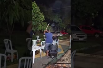 É por isso que eu não solto fogos de artifício! 😱 Sem saber sogro  acende fogos de artifício ao contrário e quase causa acidente grave .