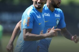 Festejado, Raphinha treina e se aproxima de retorno à Copa do Mundo Festejado, Raphinha treina e se aproxima de retorno à Copa do Mundo
