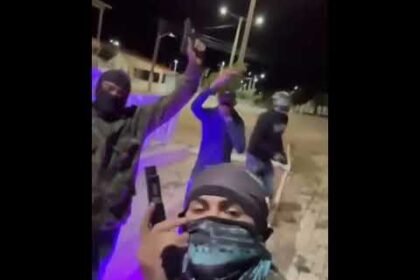 TRAFICANTES ESTÃO ANDANDO ARMADOS E TOCANDO O TERROR NO MEIO DA RUA NO CEARÁ!