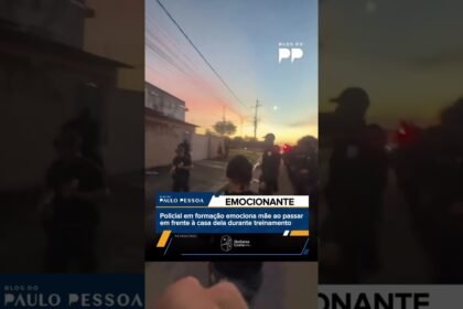 Policial em formação emociona mãe ao passar em frente à casa dela durante treinamento Policial em formação emociona mãe ao passar em frente à casa dela durante treinamento