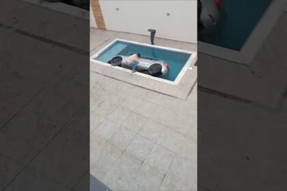 Motorista cai com carro dentro de piscina, ainda bem que ele conseguiu sair do veículo.
